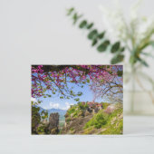 Berg rock en roze kersenboom bloesem briefkaart (Staand voorkant)