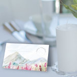 Bergbeemdweide Waterverf Wedding Guest Plaatskaartje<br><div class="desc">Mountain Wedding personalized place card with idyllic country landscape landscape of blue Ridge mountains and roze wildflower meadow. Prachtige natuur inspireerde een schilderachtig ontwerp - ideaal voor buitenbestemmingen, bergachtige lakeside- en landparkbehandelingen of stoffige blauwe grijze en roze kleurthema's. Blader door mijn collectie Bergbeemdje voor overeenkomende objecten of stuur me een...</div>