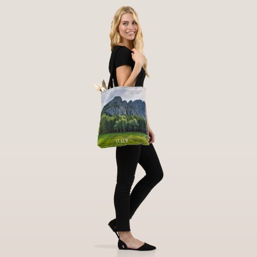 Bergbos met pijnbomen in Noord-Italië Tote Bag (Op model)