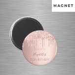 Bergdag roos goudglitter druppelt glazuur op magneet<br><div class="desc">Een girale en trendy magneet voor een 50e (of om het even welke leeftijd) verjaardagsfeestje. Een feminine roze, roos goudnevel met een metalen achtergrond versierd met faux roos goudglitterdruppels. Sjablonen voor een datum en naam/leeftijd 50. Donkere roos gouden kleurletters. Perfect als een gunst of sparen de Datum, herinnering voor uw...</div>