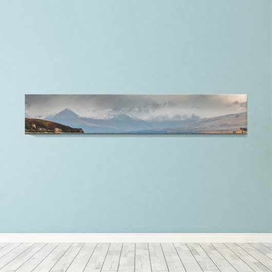 Bergen achter het Tekapomeer Canvas Afdruk (Insitu (Houten vloer))