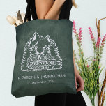Bergen avontuur begint groene bruiloft reizen tote bag<br><div class="desc">Ga samen met onze Mountains Adventure Begins Green Wedding Travel Canvas tas aan de reis! Deze canvas tas is ontworpen als aanvulling op je dwalende geest en om het begin van je nieuwe avontuur te vieren, en beschikt over een boeiende logo versierd met majestueuze bergen, wuivende palmbomen en een hartsymbool,...</div>