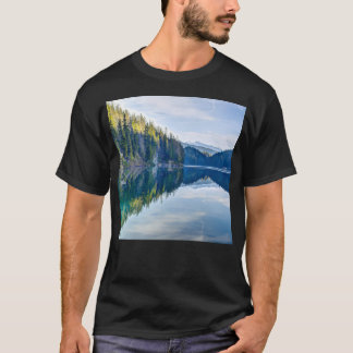 Bergen boven een glazen meer t-shirt