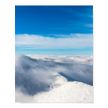Bergen die oprijzen uit wolken