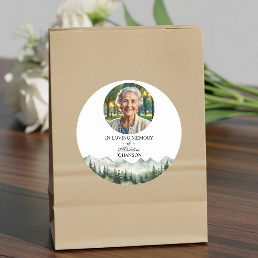 Bergen en Bomen Viering Van Het Leven Funeral Ronde Sticker