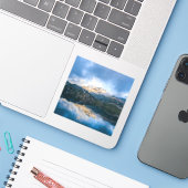 Bergen en het meer Schilderachtig Natuur Foto Sticker (Laptop met iPhone)