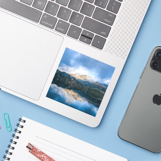 Bergen en het meer Schilderachtig Natuur Foto Sticker (Laptop met iPhone)