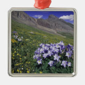 Bergen en wilde bloemen in alpenwei, blauw metalen ornament (Voorkant)