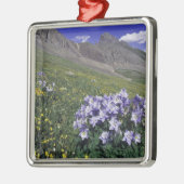 Bergen en wilde bloemen in alpenwei, blauw metalen ornament (Links)