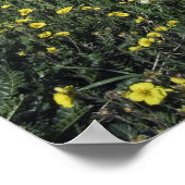 Bergen en wilde bloemen in alpenwei, blauw poster (Hoek)