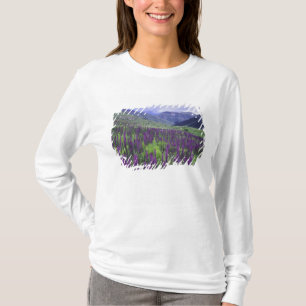 Bergen en wilde bloemen in alpiene weide, 2 t-shirt