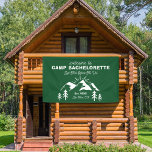 Bergen Groen Wit Kamp Bachelorette Welkom Spandoek<br><div class="desc">Camp Bachelorette welkomstbanner met bergen en een bos in groene en witte kleuren. Pas het aan met de naam van de aanstaande bruid,  de vastgestelde datum,  de locatie en elk bericht dat u wilt toevoegen. In het voorbeeld staat "Laatste spoor voor de sluier".</div>