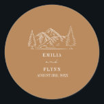 Bergen Line Art Goldenrod Wedding Ronde Sticker<br><div class="desc">RSVP trouwen met bergen en een alomgroene illustratie. Achtergrond is goudkleurige kleur.</div>