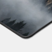 Bergen met mist door bronbos bureaumat (Hoek)