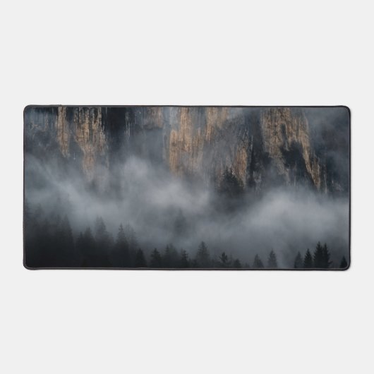 Bergen met mist door bronbos bureaumat (Voorkant)