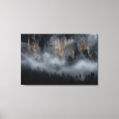 Bergen met mist door bronbos canvas afdruk (Voorkant)