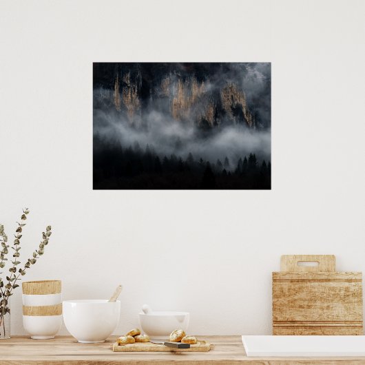 Bergen met mist door bronbos poster (Keuken)