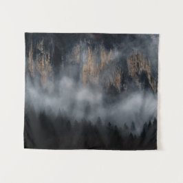 Bergen met mist door bronbos wandkleed