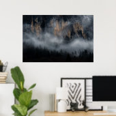 Bergen met mist door sparrenbos poster (Thuiskantoor)