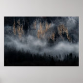 Bergen met mist door sparrenbos poster (Voorkant)