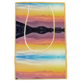 Bergen op zonsondergang, hemel boven en onder medium cadeauzakje (Voorkant)