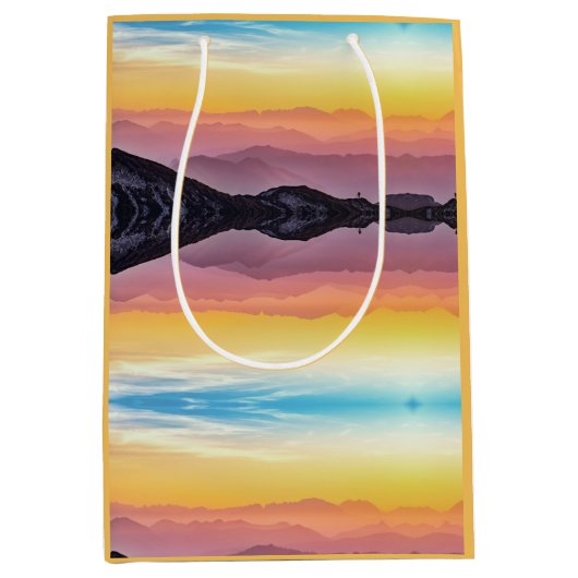 Bergen op zonsondergang, hemel boven en onder medium cadeauzakje (Voorkant)