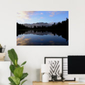 Bergen over het meer van Matheson in Nieuw-Zeeland Poster (Thuiskantoor)