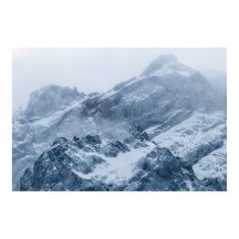 Bergen sneeuw en mist