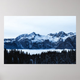 Bergen, sparrenbos en wolken poster