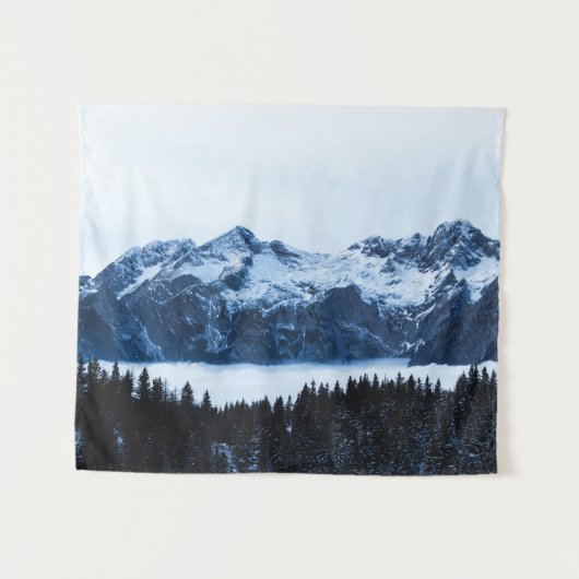 Bergen, sparrenbossen en wolken wandkleed (Voorkant (horizontaal))