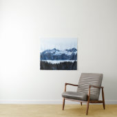 Bergen, sparrenbossen en wolken wandkleed (In Situ (horizontaal))