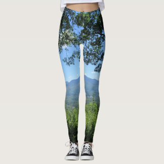 Bergen tussen twee bomen leggings