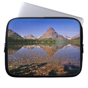 Bergen weerspiegelen zich in het rustige Two Medic Laptop Sleeve