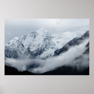Bergen, wolken en mist poster