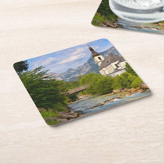 Bergkerk met stroomlandschap kartonnen onderzetters (Schuin)