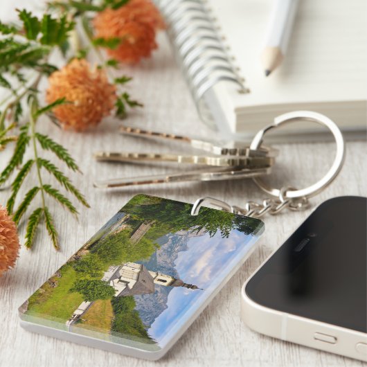 Bergkerk met stroomlandschap sleutelhanger (Voorkant Rechts)