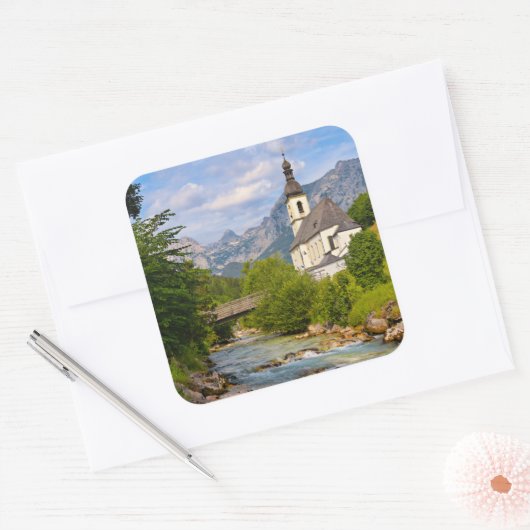 Bergkerk met stroomlandschap vierkante sticker (Envelop)