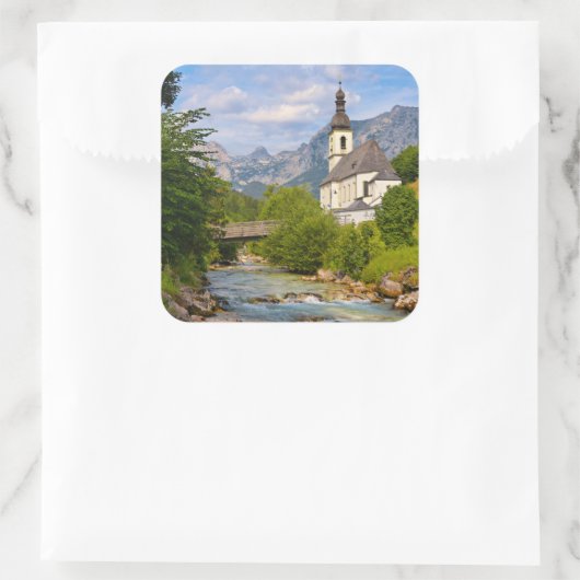 Bergkerk met stroomlandschap vierkante sticker (Tas)