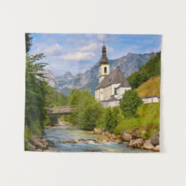 Bergkerk met stroomlandschap wandkleed