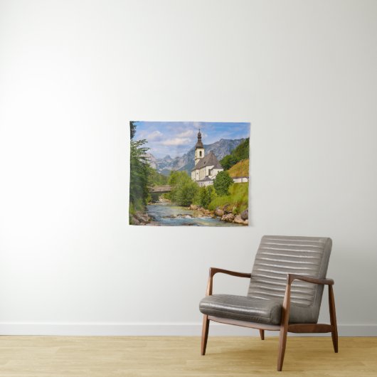 Bergkerk met stroomlandschap wandkleed (In Situ (horizontaal))