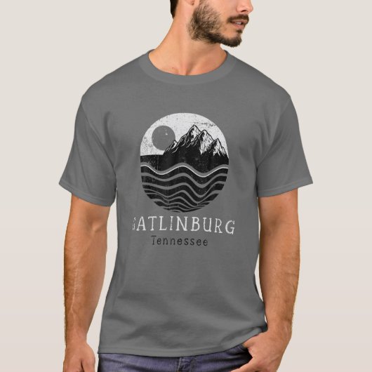  bergketens in Gatlinburg, met een wandelend kampe T-shirt (Voorkant)