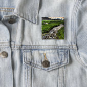 Bergkreek daalt door de weide naar de buurt vierkante button 5,1 cm (In situ)