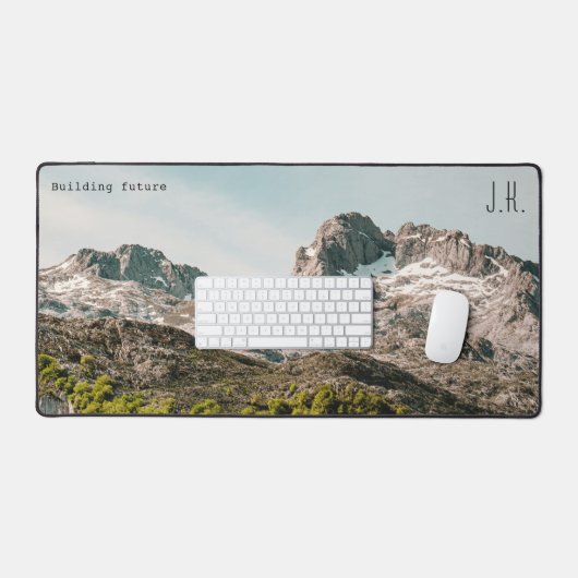 Berglandschap (Aangepaste tekst en initialen) Bureaumat (Keyboard & Muis)