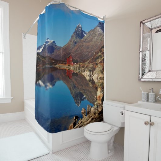 Bergmeer met rood huis douchegordijn (In situ)