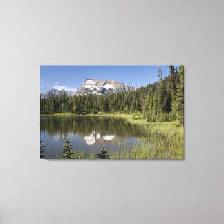 Bergpiek in een meer canvas afdruk
