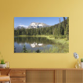 Bergpiek in een meer canvas afdruk (Insitu (Woonkamer))