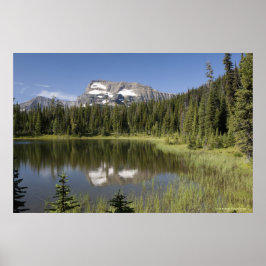 Bergpiek in een meer poster