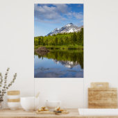 Bergpieken reflecteren in een doezelaar poster (Keuken)