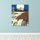 Bergscene met beer die vist canvas afdruk (Insitu (Houten vloer))