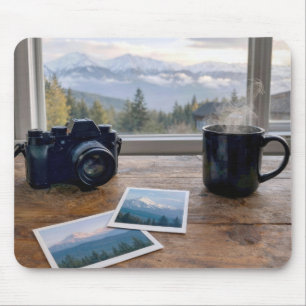 Bergsnapshot met camera en koffie muismat